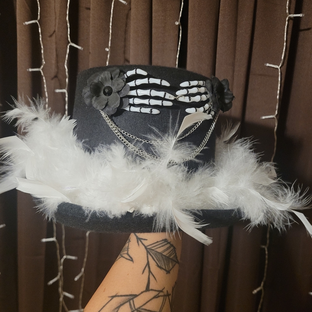 Fun, top hat w/ skull hands